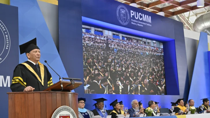 Aguilera advierte a graduados de la PUCMM que la inteligencia sin ética puede ser peligrosa