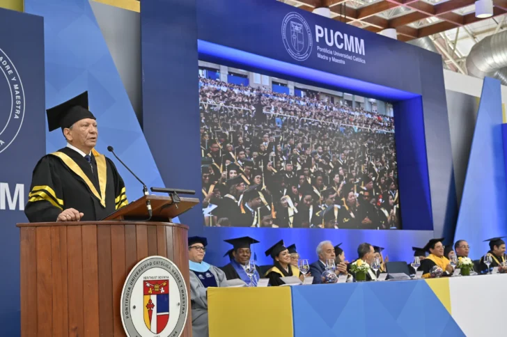 Aguilera advierte a graduados de la PUCMM que la inteligencia sin ética puede ser peligrosa