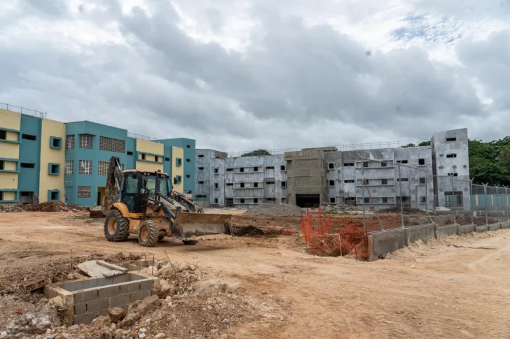 CCR de Anamuya y Palacio Municipal de San Rafael de Yuma avanzan conforme al cronograma, afirma Ito Bisonó