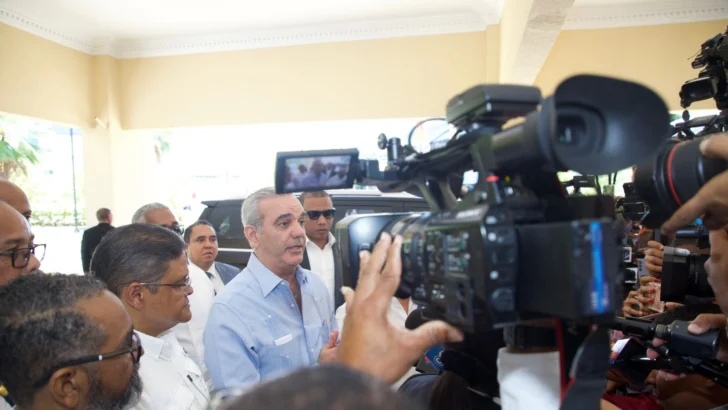 Presidente Abinader reafirma posición del Gobierno de mantener la cesantía y llama al consenso en la reforma laboral