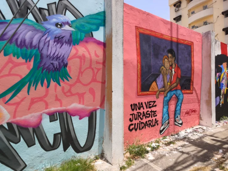 Muralistas promueven la diversidad y la no violencia contra la mujer con intervención artística en la Sarasota
