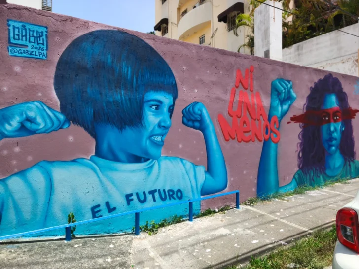 Muralistas promueven la diversidad y la no violencia contra la mujer con intervención artística en la Sarasota