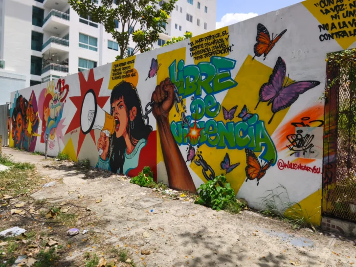 Muralistas promueven la diversidad y la no violencia contra la mujer con intervención artística en la Sarasota