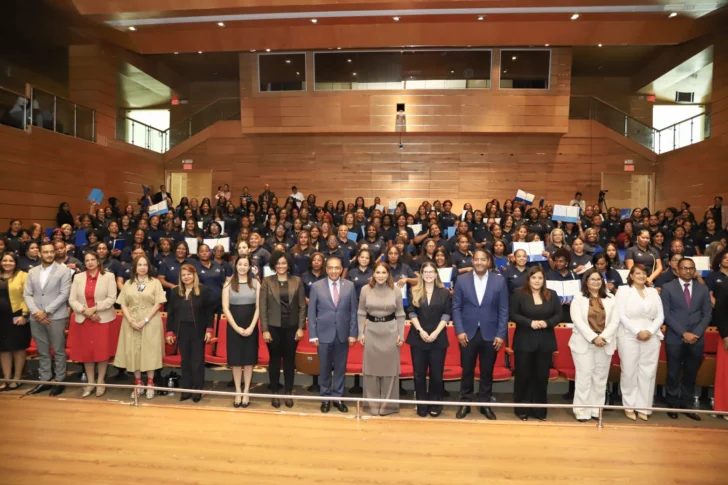 Habilitan a 216 nuevas cuidadoras para atender adultos mayores en el Gran Santo Domingo
