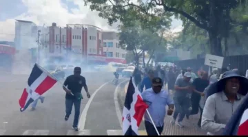Policía impide marcha de la ANPA hacia el Palacio Nacional; manifestantes denuncian uso de bombas lacrimógenas Policía impide marcha de la ANPA hacia el Palacio Nacional; manifestantes denuncian uso de bombas lacrimógenas