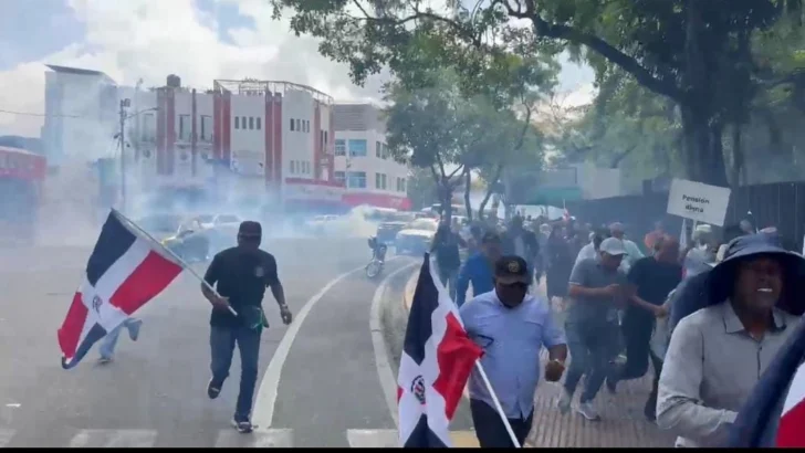 Policía impide marcha de la ANPA hacia el Palacio Nacional; manifestantes denuncian uso de bombas lacrimógenas