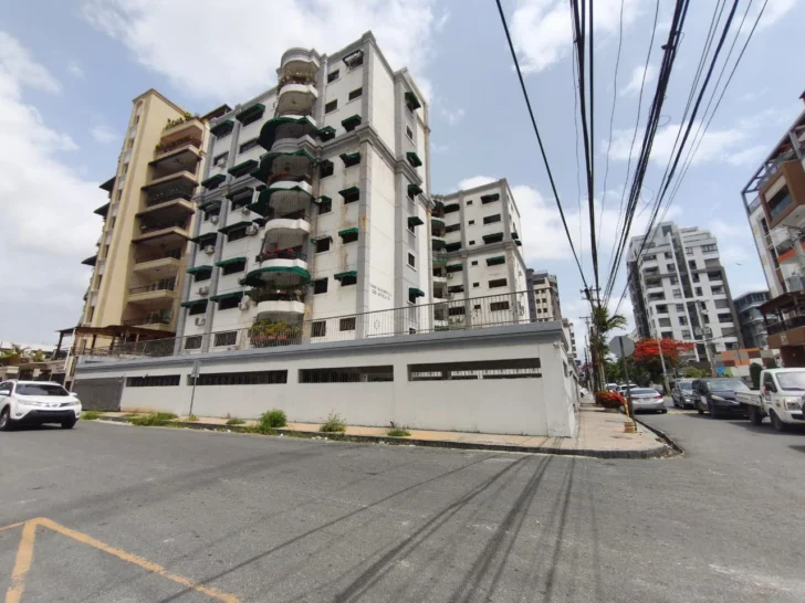 Desigualdad urbana en Santo Domingo: cómo una sola calle separa la riqueza de la pobreza en la capital dominicana