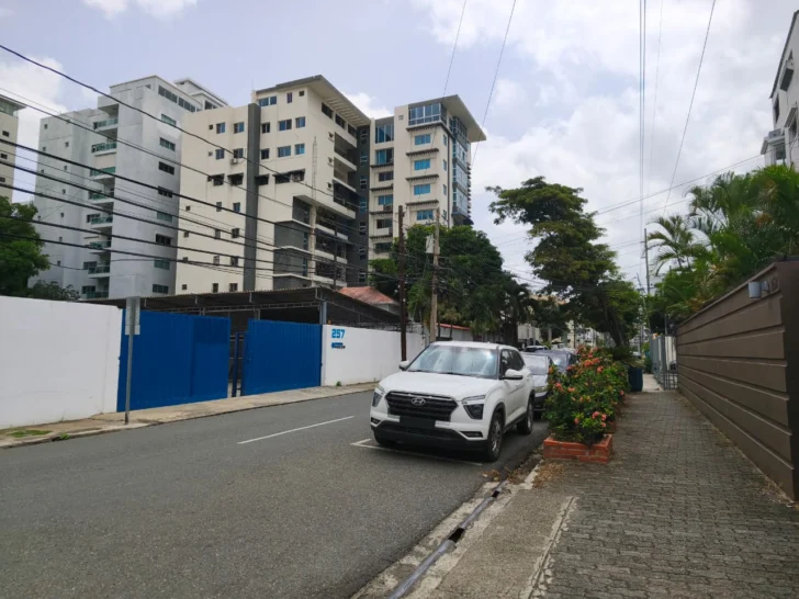 Desigualdad urbana en Santo Domingo: cómo una sola calle separa la riqueza de la pobreza en la capital dominicana