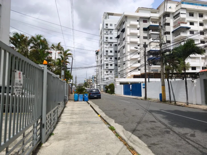 Desigualdad urbana en Santo Domingo: cómo una sola calle separa la riqueza de la pobreza en la capital dominicana