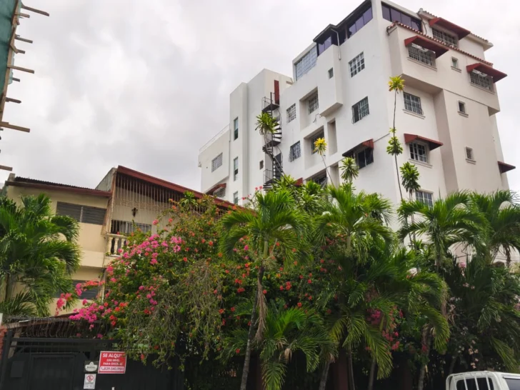 Desigualdad urbana en Santo Domingo: cómo una sola calle separa la riqueza de la pobreza en la capital dominicana