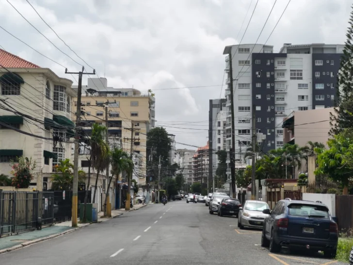 Desigualdad urbana en Santo Domingo: cómo una sola calle separa la riqueza de la pobreza en la capital dominicana