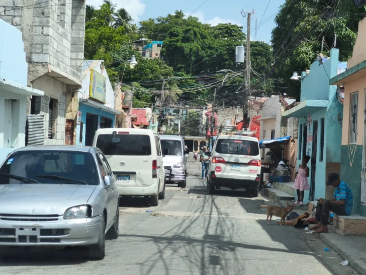 Desigualdad urbana en Santo Domingo: cómo una sola calle separa la riqueza de la pobreza en la capital dominicana