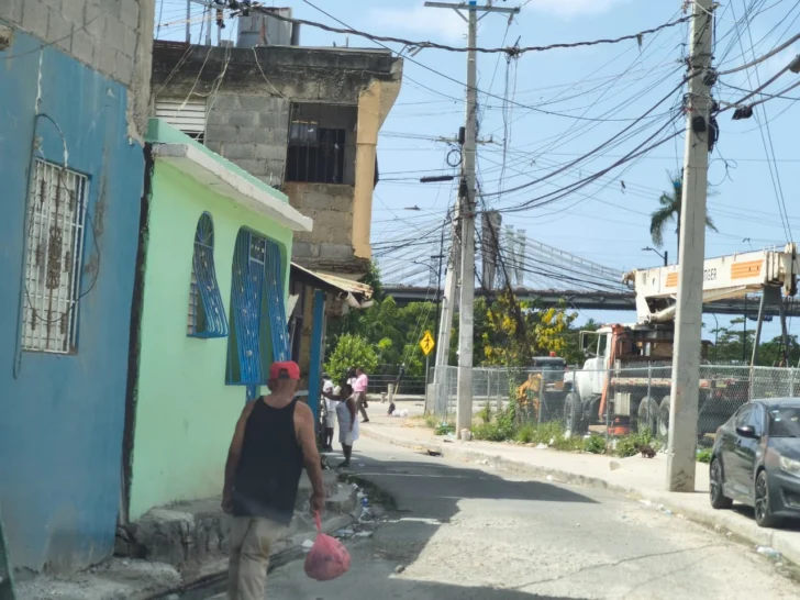 Desigualdad urbana en Santo Domingo: cómo una sola calle separa la riqueza de la pobreza en la capital dominicana