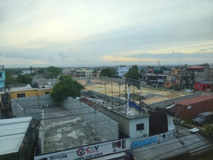 Desigualdad urbana en Santo Domingo: cómo una sola calle separa la riqueza de la pobreza en la capital dominicana