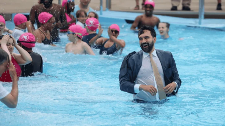 El alcalde de Nueva York se lanzó vestido a una piscina pública para celebrar la apertura del verano