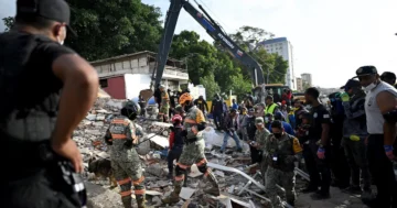 Protesta de pobladores obliga a militares a sumarse a labores de rescate tras sismo en Venezuela
