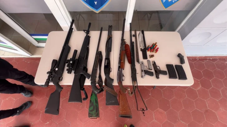 Incautan armas de fuego de uso ilegal durante allanamientos en San José de las Matas