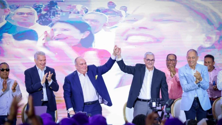 Gonzalo Castillo afirma que está listo para buscar la Presidencia y recibe respaldo de Charlie Mariotti Gonzalo Castillo afirma que está listo para buscar la Presidencia y recibe respaldo de Charlie Mariotti