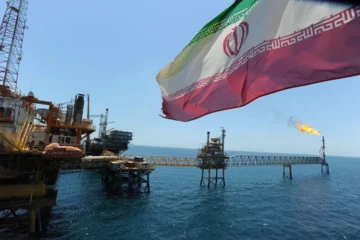 EEUU suspende sus sanciones al petróleo iraní