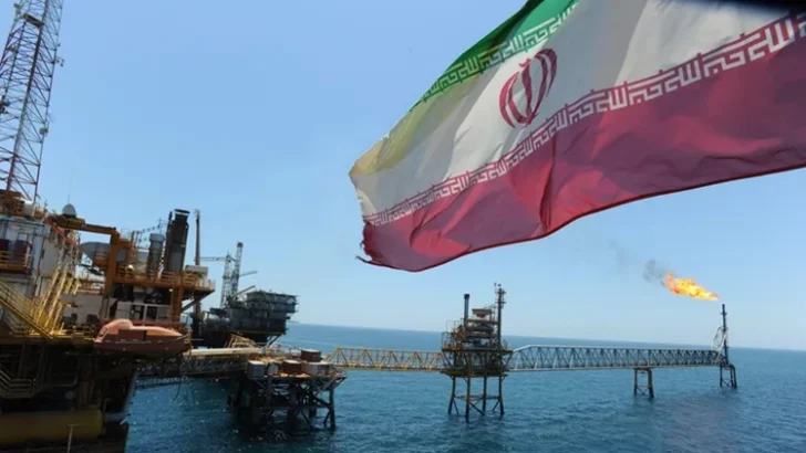 EEUU suspende sus sanciones al petróleo iraní