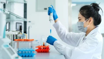 Cómo es la primera vacuna creada con IA y por qué supone un 