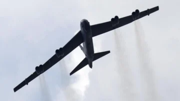 Bombardero B-52 con 8 ocupantes se estrella tras despegar de base en California; se cree que no hay sobrevivientes Bombardero B-52 con 8 ocupantes se estrella tras despegar de base en California; se cree que no hay sobrevivientes