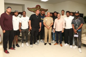 Arriba al país tercer grupo de peloteros dominicanos que estaban en Venezuela
