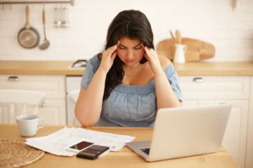 Cómo la incertidumbre económica impacta el bienestar emocional