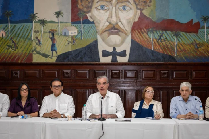 presidente-con-rosa-y-mas-728x486