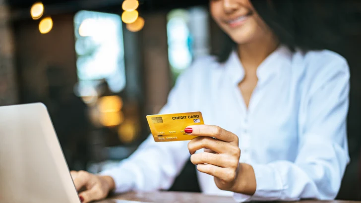 ¿Quién abrió la puerta al fraude? El riesgo de guardar tu tarjeta en una página web del internet