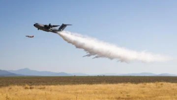 Francia usa por primera vez el avión militar A400M en la lucha contra los violentos incendios