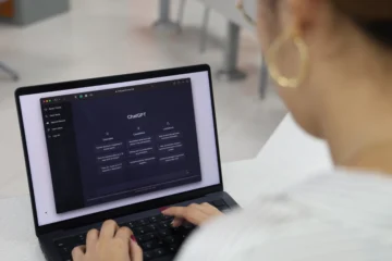 Estudio demuestra que la dependencia de la IA se asocia con la procrastinación en universitarios Estudio demuestra que la dependencia de la IA se asocia con la procrastinación en universitarios