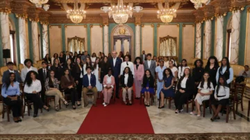 Abinader recibe a estudiantes dominicanos destacados en el extranjero