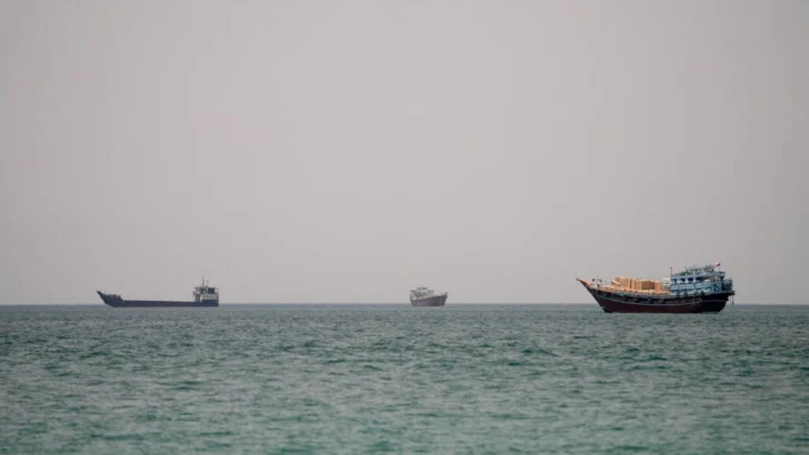 Petrolero es alcanzado por un proyectil desconocido frente a la costa de Omán, cerca del estrecho de Ormuz