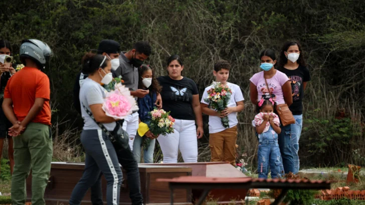 En directo: Venezuela entierra a sus víctimas mortales mientras continúa búsqueda de cuerpos tras doble sismo