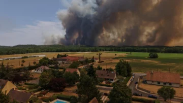 Evacuaciones y desaparecidos: incendios forestales azotan a Francia y España