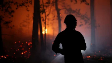 Detenido un bombero voluntario por causar incendio cerca de París que deja más de 2.000 hectáreas de bosque quemadas
