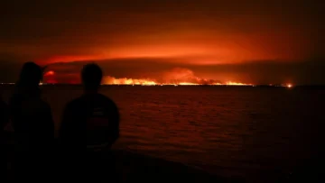 Miles de personas son evacuadas por violentos incendios que arrasan regiones del sur de Europa