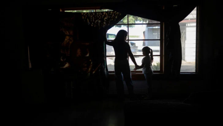 Instrumentalizan un programa infantil: ICE detiene a niños y familias tras entrega de datos de agencia de refugiados