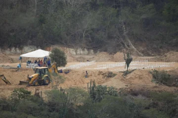 Víctimas sin identificar de terremotos son enterradas en La Guaira Víctimas sin identificar de terremotos son enterradas en La Guaira