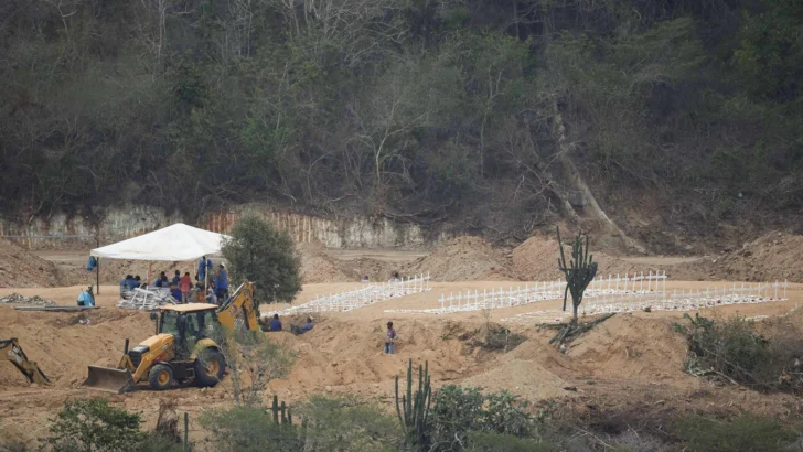 Víctimas sin identificar de terremotos son enterradas en La Guaira Víctimas sin identificar de terremotos son enterradas en La Guaira