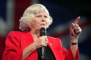 Las incógnitas sobre el asesinato de Ann Widdecombe, la exministra conservadora y personalidad de la TV británica cuyo caso investigan como un Las incógnitas sobre el asesinato de Ann Widdecombe, la exministra conservadora y personalidad de la TV británica cuyo caso investigan como un
