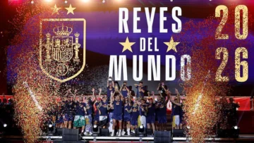 Las imágenes de los multitudinarios festejos de los jugadores de la selección española por las calles de Madrid tras proclamarse campeones en el Mundial 2026 Las imágenes de los multitudinarios festejos de los jugadores de la selección española por las calles de Madrid tras proclamarse campeones en el Mundial 2026
