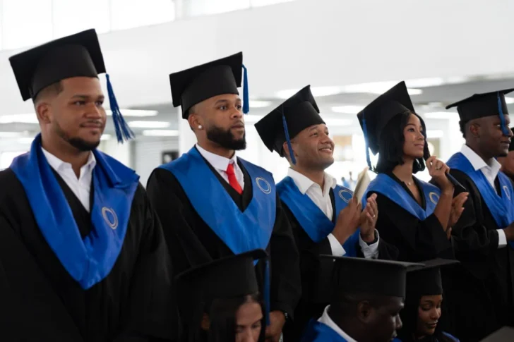 O&M inviste a 1,442 nuevos profesionales en su graduación ordinaria