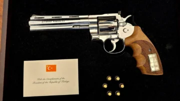 Un revólver con balas: qué han hecho los líderes de la OTAN con el insólito regalo de Erdogan que recibieron en Turquía Un revólver con balas: qué han hecho los líderes de la OTAN con el insólito regalo de Erdogan que recibieron en Turquía