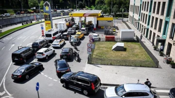 La escasez de combustible en Rusia está causando estragos, pero ¿presionará a Putin para cambiar de estrategia en la guerra de Ucrania?