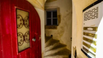 ¿Qué se sabe del hallazgo de los restos de cinco bebés en una vivienda del sur de Francia?