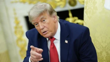 Trump pausa ataques, pero mantiene la amenaza: ¿hacia dónde apunta la estrategia que redefine la guerra contra Teherán?