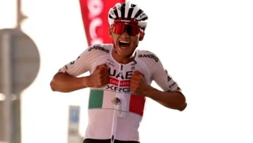 Isaac del Toro, el ciclista que cuatro años después de un terrible accidente se convirtió en el primer mexicano en llegar al podio del Tour de Francia
