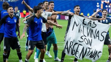 La FIFA confirma que evalúa posibles sanciones a Argentina por mostrar una pancarta de las Malvinas/Falklands tras el triunfo sobre Inglaterra La FIFA confirma que evalúa posibles sanciones a Argentina por mostrar una pancarta de las Malvinas/Falklands tras el triunfo sobre Inglaterra
